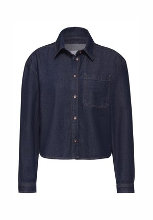 Chemise en denim bleu foncé avec un avant à boutons, col, manches longues, poche poitrine unique et détails de coutures visibles. Design cropped.