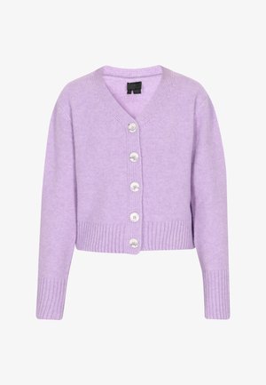 Levandulový pletený kardigan s výstřihem do V, zkráceným střihem, pěti velkými bílými knoflíky a žebrovanými manžetami a lemem.