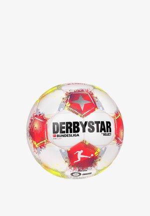 Pallone da calcio bianco con pannelli a forma di stella rossa, accenti gialli e motivi a pois blu. Presenta i loghi "DERBYSTAR" e "BUNDESLIGA".