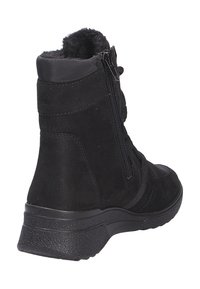 Zwarte enkelboot van suede en synthetische materialen, met een rits aan de zijkant, textuurzool, gevoerd kraagje en een slank ontwerp.