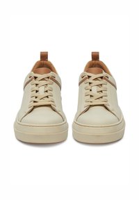 Beeži nahk sneakerid ümmarguse varbaga, seotud disainiga, pruuni aktsentidega ja kangast voodriga. Lame kummist talla minimaalsete detailidega.