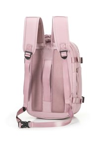 Mochila rosa con correas de malla acolchada, un diseño elegante, múltiples bolsillos y hardware ajustable en los lados para mayor versatilidad.