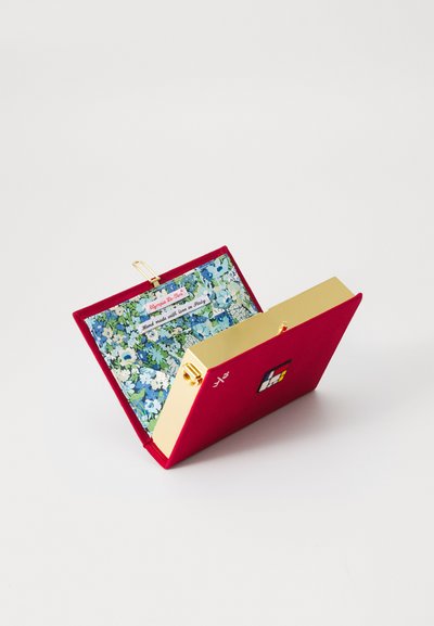Clutch in tessuto rosso con hardware dorato, dotato di un interno con motivo floreale e di un design colorato sulla parte anteriore. Chiusura superiore.