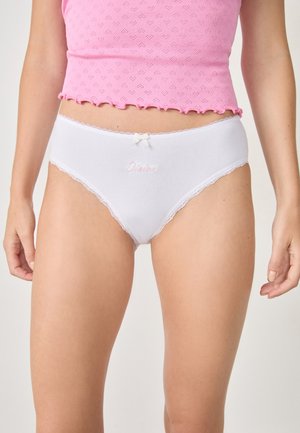 Ropa interior de bikini blanca de algodón con puntilla, que presenta un pequeño lazo y la palabra "Divine" bordada en rosa. Textura suave y diseño ajustado.