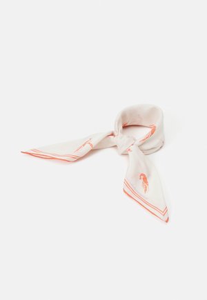 Lichtroze sjaal met oranje garnalenprints en gestreepte rand, losjes geknoopt op een witte achtergrond.