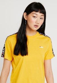 Fila ADALMIINA TEE - Camiseta estampada - citrus
