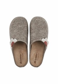 Pantofole in feltro grigio morbido con apertura sul retro, dotate di decorazioni in feltro bianco e rosso a forma di fiore sui lati.