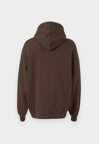 Felpa con cappuccio marrone, tessuto morbido, vestibilità oversized, polsini e orlo a costine, colore unico senza motivi o accenti, vista posteriore mostrata.