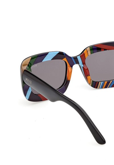 Gafas de sol con lentes rectangulares negras y montura con rayas multicolores, con el logo "PUCCI" en la varilla negra.