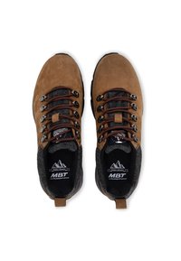 Scarpe da hiking in suede marrone con collo in tessuto grigio, fodera nera e lacci rossi. Presentano occhielli in metallo e un logo sulla soletta.