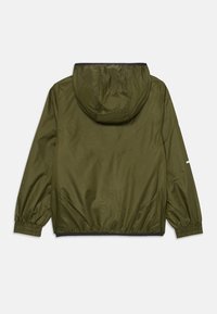 Olivengrønn hettejakke laget av lett materiale med elastiske mansjetter og nederkant, med et enkelt design og minimale detaljer.