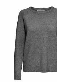 Maglione grigio realizzato in un morbido tessuto a maglia, con scollo a girocollo, maniche lunghe a raglan e polsi e orlo ribattuti.