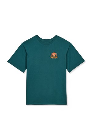 T-shirt bleu sarcelle à manches courtes avec petit logo de soleil orange et jaune et texte « Volcom » sur le côté gauche de la poitrine.
