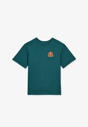 T-shirt bleu sarcelle à manches courtes avec petit logo de soleil orange et jaune et texte « Volcom » sur le côté gauche de la poitrine.
