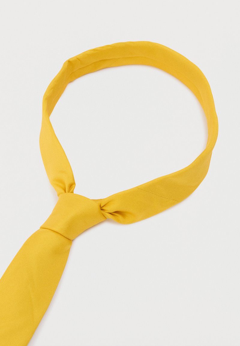 Cravate jaune en tissu lisse, présentant une forme triangulaire classique et un détail de nœud à l'extrémité. Design simple et de couleur unie.