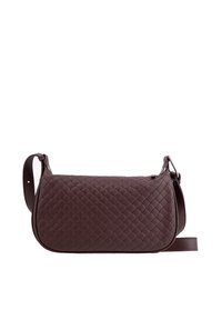 Borsa a tracolla in pelle intrecciata marrone con forma curvata, tracolla regolabile e dettagli di cucitura discreti. Superficie texturizzata con una finitura liscia.
