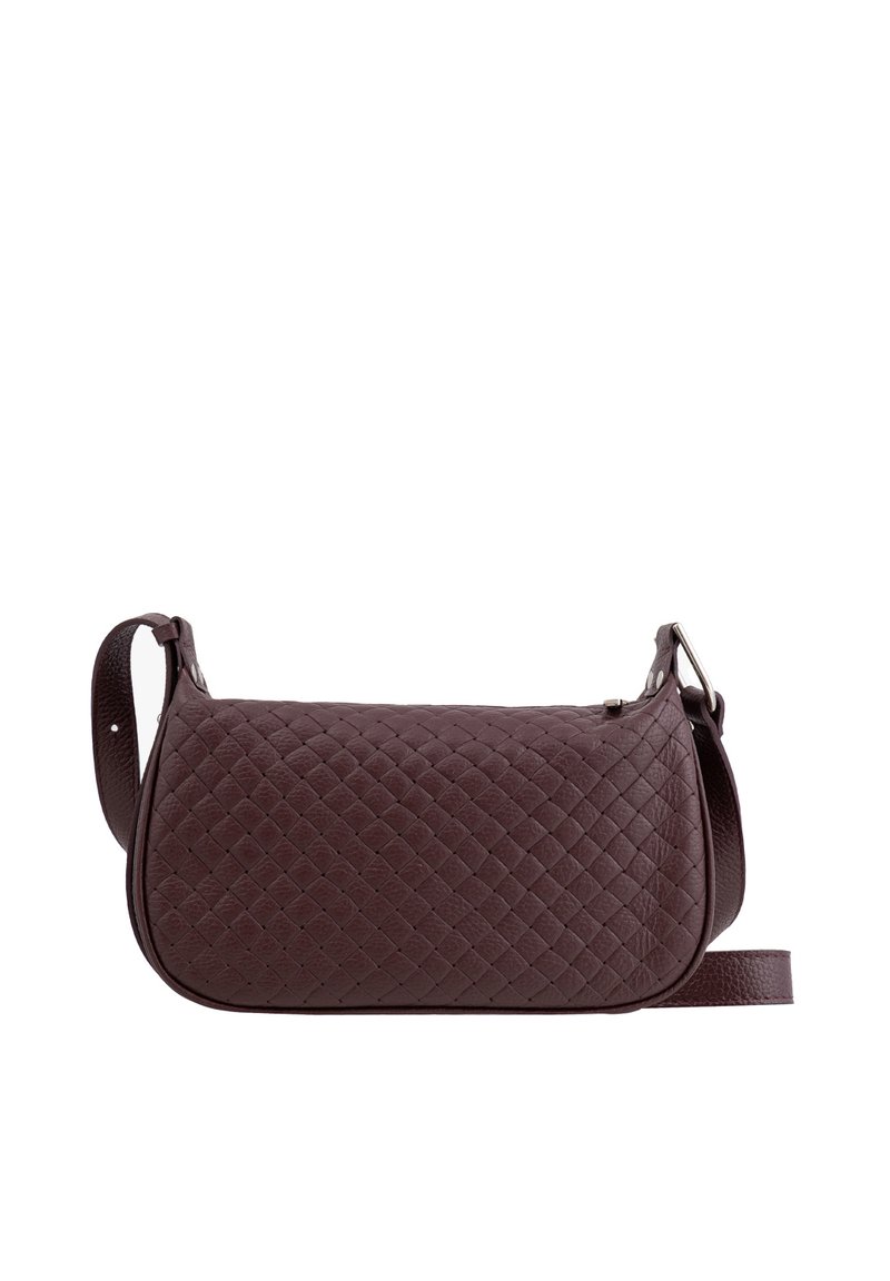 Borsa a tracolla in pelle intrecciata marrone con forma curvata, tracolla regolabile e dettagli di cucitura discreti. Superficie texturizzata con una finitura liscia.
