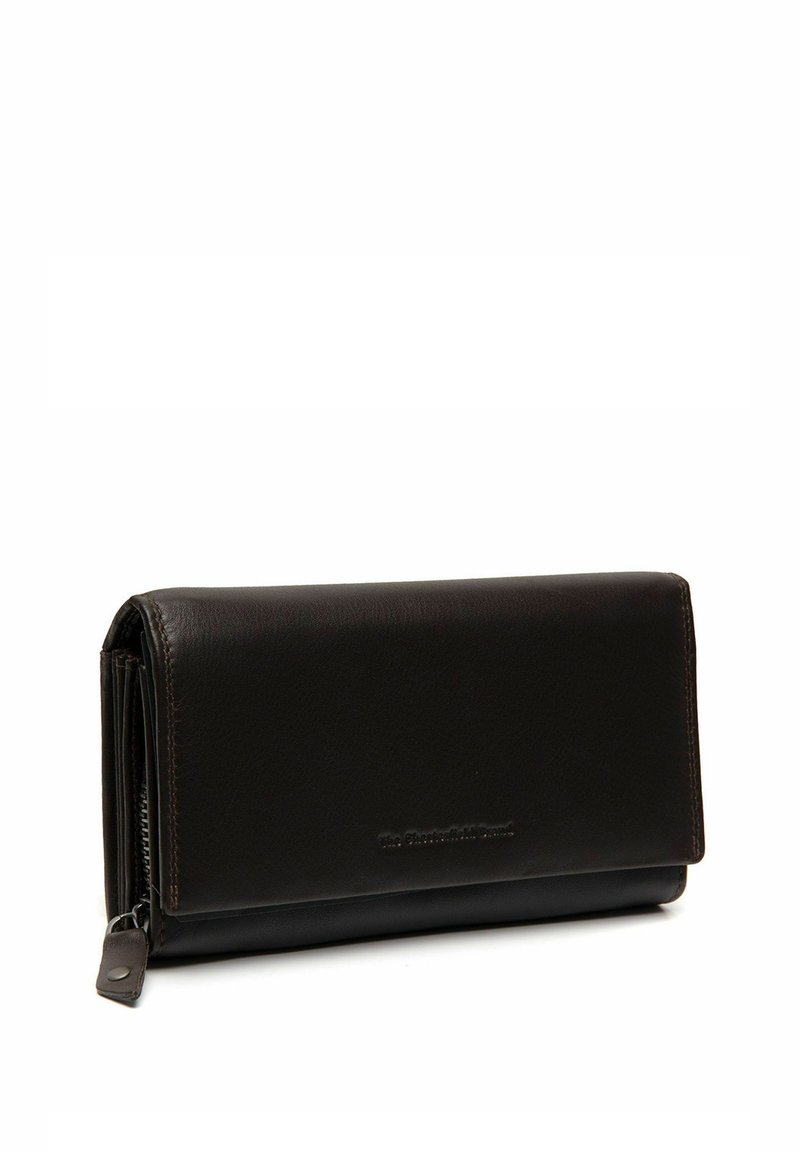 Portafoglio in pelle marrone scuro con una texture liscia, chiusura con zip e un design rettangolare elegante. Presenta un marchio impresso sul davanti.