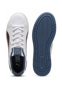 Hvide lædersneakers med maroon-accenter, snørelukning, polstret krave og en struktureret blå gummisål med fiskebensmønster.