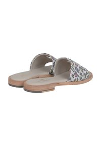 Sandali piatti con una tomaia in stampa leopardata grigia e multicolore, design con punta aperta e suola in legno con un leggero rialzo.