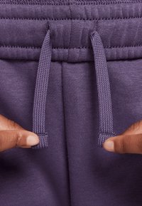 Nike Sportswear TREND PANT - Pantaloni sportivi - dark raisin