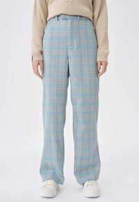 Geruite broek in lichtblauw met beige en bruine accenten, met een losse pasvorm en hoge taille, gemaakt van een zachte, gestructureerde stof.