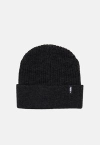 Gorro de punto negro con textura acanalada. Cuenta con un dobladillo y una pequeña etiqueta blanca con el logo en el lateral. Material suave.