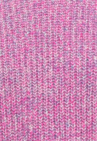 Particolare di un morbido tessuto a maglia rigata con una texture pelosa in filato variegato rosa, viola e bianco.