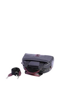 Bolso mensajero negro y burdeos con cierre de cremallera, que cuenta con dos asas y una correa ajustable. Exterior de textil suave con detalle del logo.