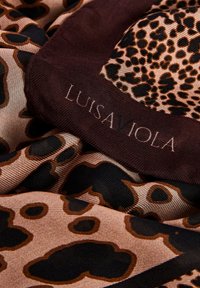 Seidenschal mit Leopardenmuster in Beige- und Brauntönen, mit einem dunkelbraunen Rand und dem Markennamen "LUISA VIOLA" in goldener Schrift.