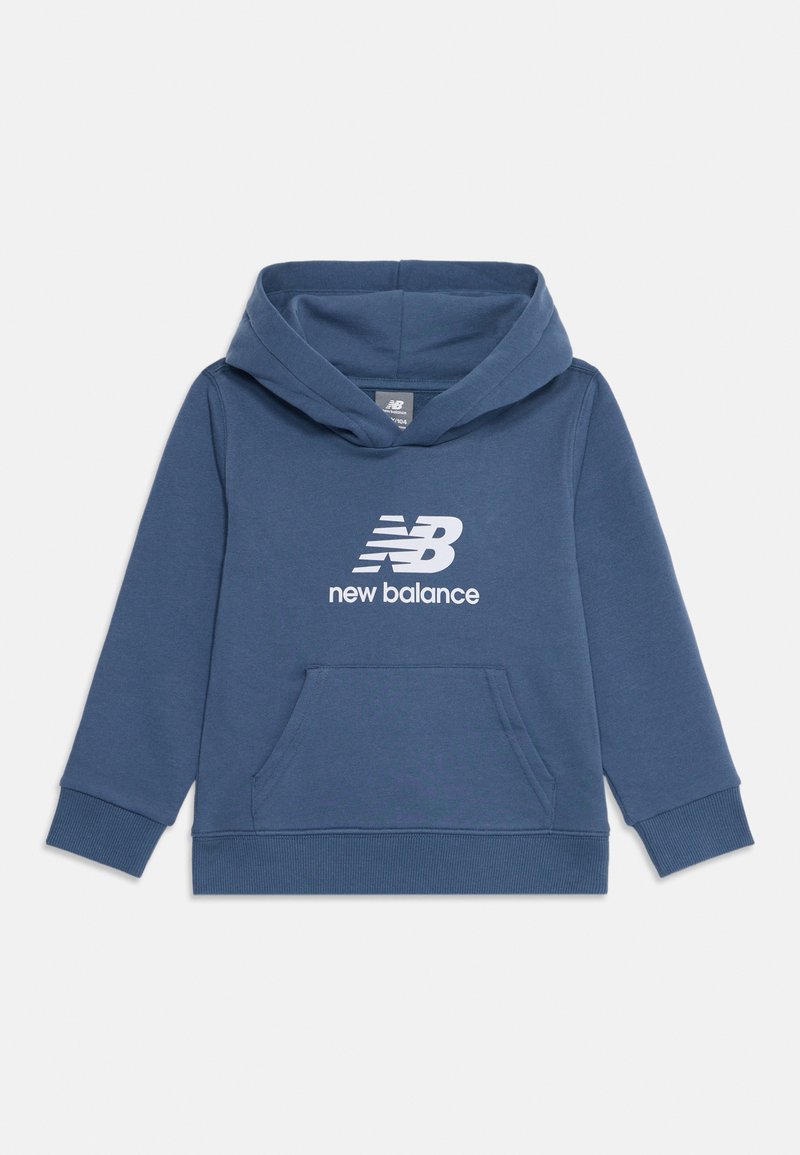 Sudadera azul hecha de una suave mezcla de algodón, con un bolsillo frontal tipo canguro y un gráfico de logo blanco en el pecho. Puños y dobladillo de canalé.