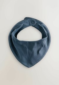 Bandană din bumbac de un albastru închis, cu formă triangulară și margini rotunjite, având un sistem de închidere cu capse în partea de sus. Material moale cu o textură fină.