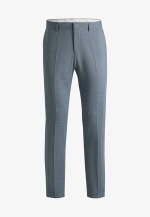 Maatwerk broek in lichtblauwe stof met een subtiel ruitpatroon, voorzien van een platte voorkant, riemlussen en een slim fit ontwerp.