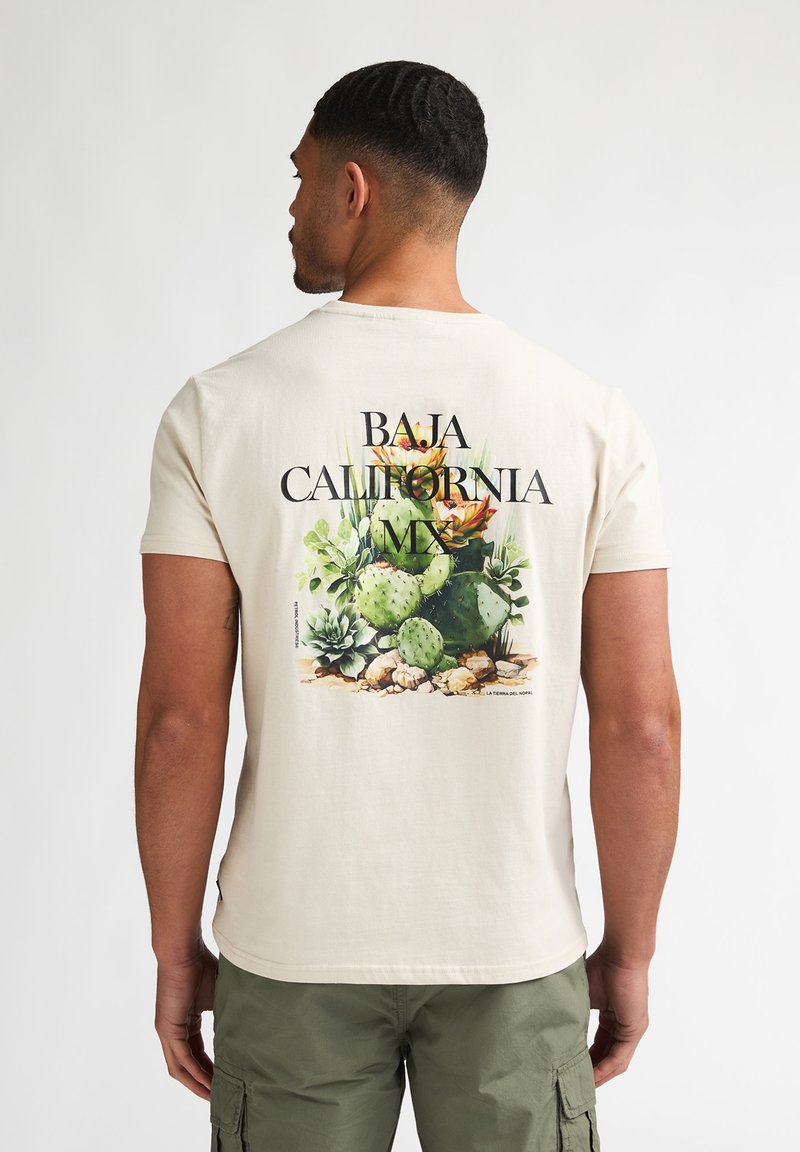 Cremeweißes Baumwoll-T-Shirt mit einem Kaktusmotiv in Grün und Orange und dem Schriftzug "BAJA CALIFORNIA MX". Kurze Ärmel und lockere Passform.