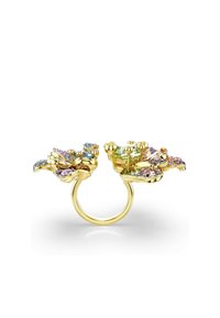 Goldring mit floralem Design, der mehrfarbige Edelsteine in verschiedenen Formen aufweist, die in einer strukturierten Blumenanordnung auf jeder Seite eingefasst sind.