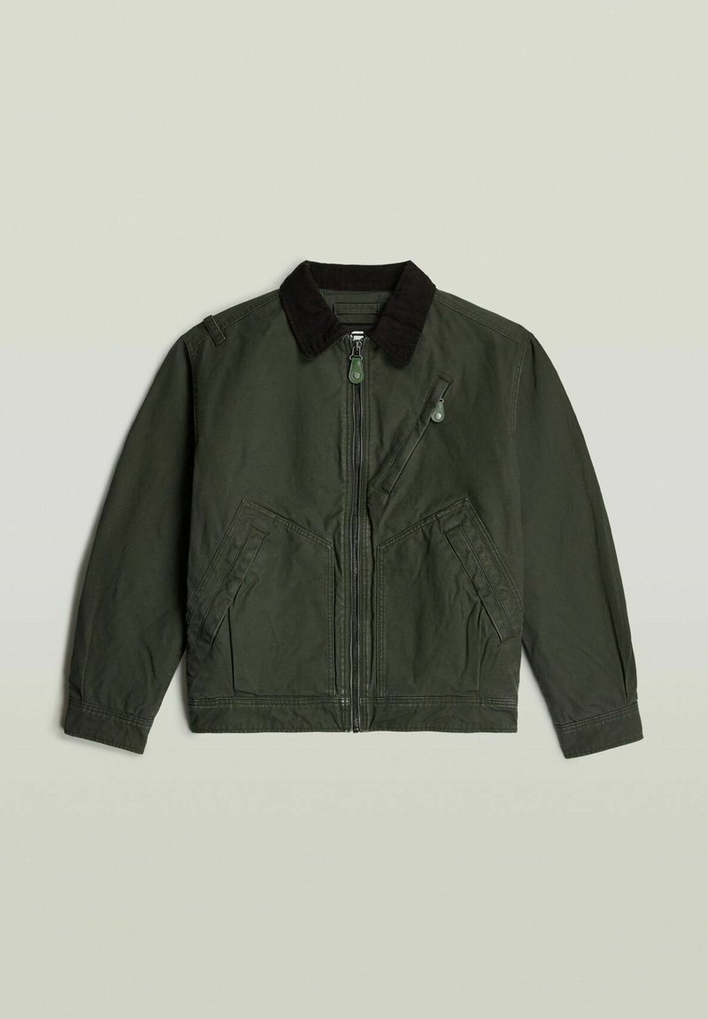 Veste vert olive avec un col en velours côtelé marron foncé, fermeture éclair à l'avant, deux poches avant diagonales et un tissu texturé.