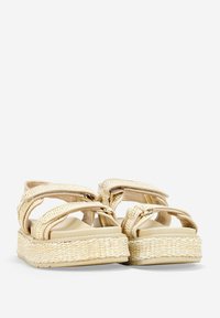 Sandalias espadrilles beige con correas trenzadas, una plataforma gruesa de yute trenzado y una plantilla suave y acolchada.