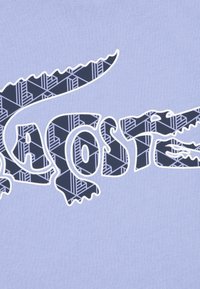 Lacoste MONOGRAM TEE - T-shirt med print - delphinium