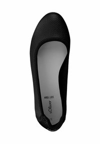 Chaussure plate noire avec une tige perforée et une semelle intérieure en mousse douce et lisse. Design à bout arrondi, bords sans couture et branding minimaliste à l'intérieur.