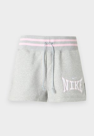 Ανοιχτό γκρι αθλητικό σορτς Nike με ροζ ριγέ ζώνη μέσης, κορδόνι, πλαϊνές τσέπες και λευκό-ροζ λογότυπο Nike στο αριστερό πόδι.