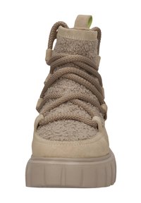 Beige värvi kõrge toss, millel on tekstuuriga kangas pealmine osa, punutud lace'id ja paks kummist tall. Omab tagapool silmust, mis lihtsustab jalga panemist.