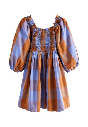 Geruite jurk met oranje en lavendelruiten, een geplooide vierkante halslijn en volumineuze lange pofmouwen met plooien bij de polsen.