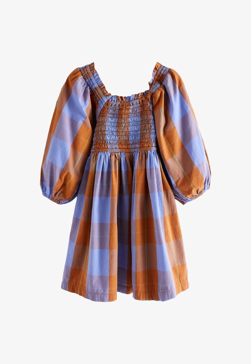 Robe à carreaux orange et lavande, en tissu à carreaux, avec un col carré smocké et de longues manches bouffantes volumineuses resserrées aux poignets.