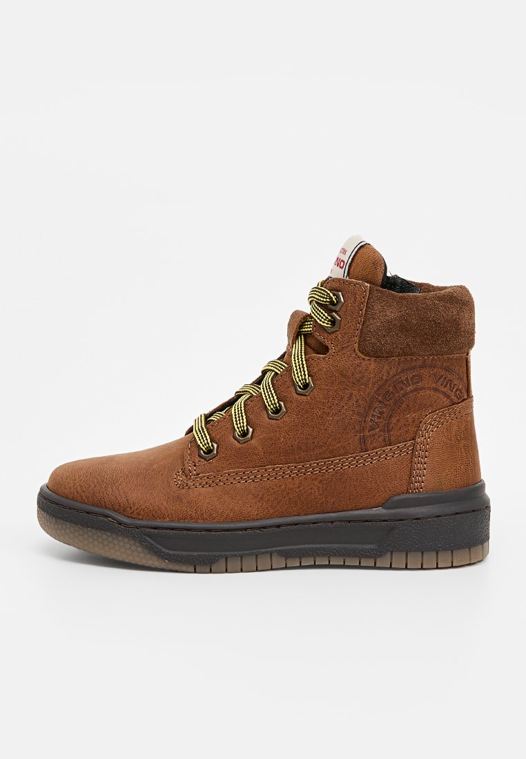 Braune Leder-Hochtop-Sneaker mit strukturiertem Stoff, gelben Schnürsenkeln, schwarzer Gummisohle und kreisförmigem Logodetail an der Seite.