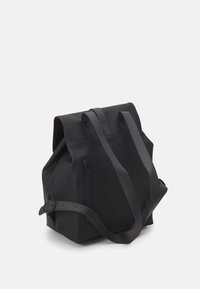 Zaino nero con un'esterno testurizzato, spallacci regolabili e una tasca con cerniera sul lato. Design robusto e strutturato.