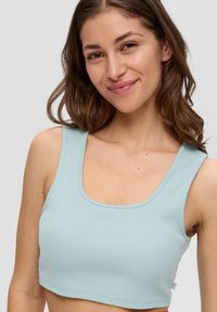 Jasnoniebieski prążkowany crop top z kwadratowym dekoltem i szerokimi ramiączkami. Wykonany z teksturowanej tkaniny, z małą metką po boku.