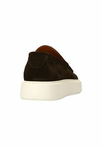 Donkere bruine suède schoen met een lage profiel, witte rubberen zool en stikdetails langs de rand. De achterkant laat een ronde uitsnede bij de hak zien.