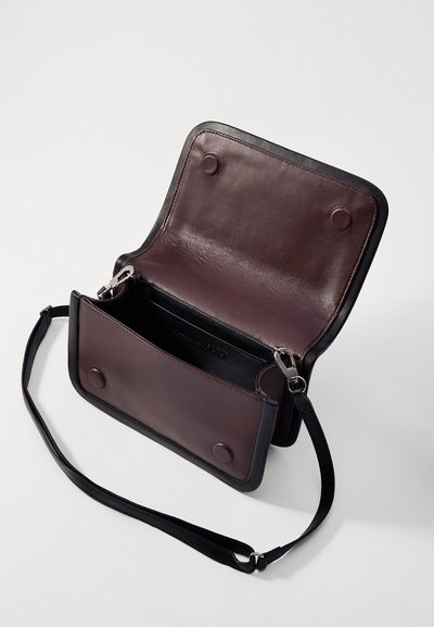Pierre Hardy ALPHA - Borsa a tracolla - burgundy/black