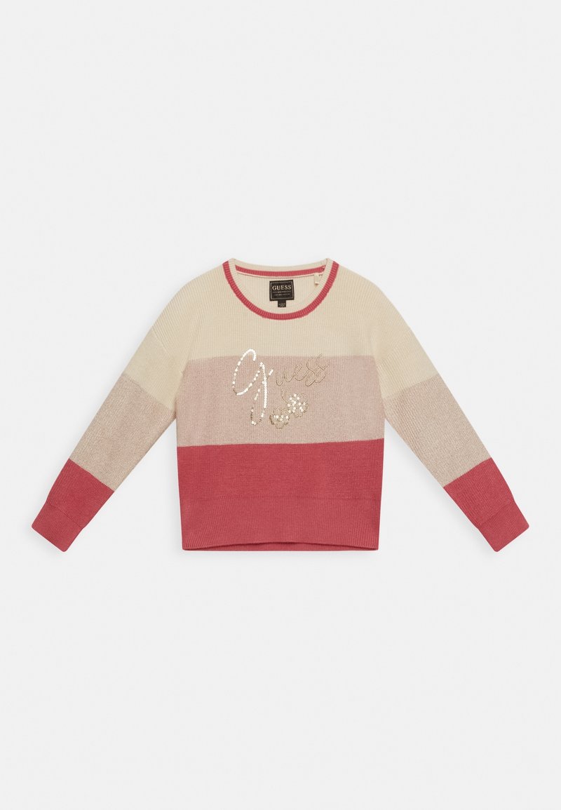 Pull en tricot à rayures beige, rose et corail. Dispose d'un col rond et d'un texte décoratif "Guess" avec des accents pailletés. Manches longues.