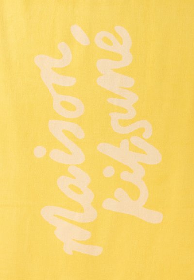 Κίτρινο ύφασμα με μεγάλο, καλλιγραφικό, κρεμ χρώματος κείμενο που γράφει «Ευχαριστώ» και «kizumu» κάθετα.